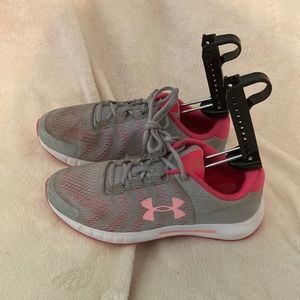 Under Armour youth size 4.5Y in very good condition see pictures for information